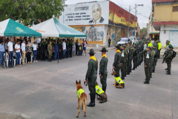 250 mujeres y hombres policías brindando seguridad 