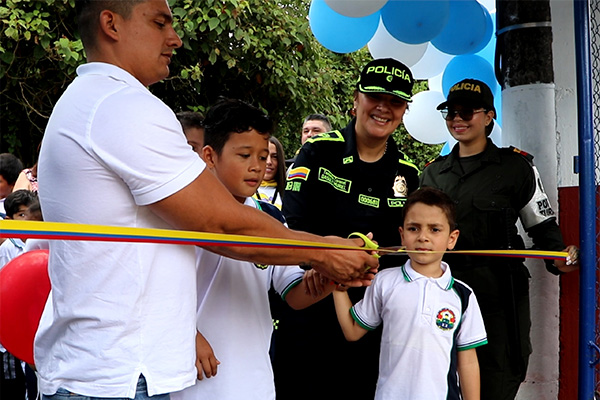 policía-nacional-lidera-jornada-integral-de-mejoramiento-y-apoyo-en-la-escuela-yarumal-uno
