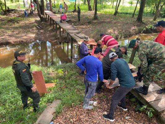 Comunidad ejercito y policia trabajando