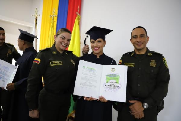 Con orgullo y satisfacción celebramos la graduación como bachilleres académicos de 25 auxiliares de Policía