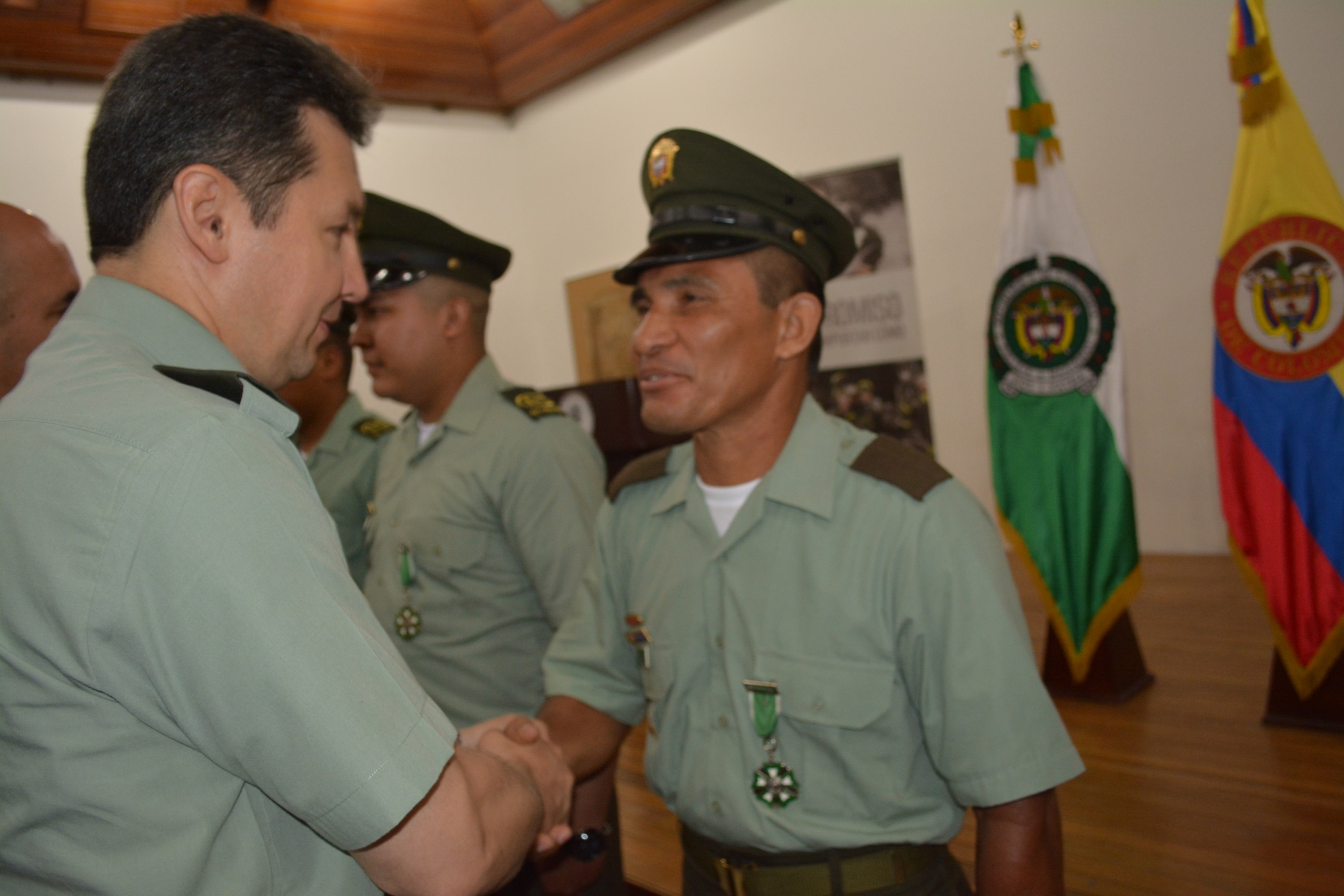 Personalidades de la región y abnegados policías fueron condecorados en ceremonia especial