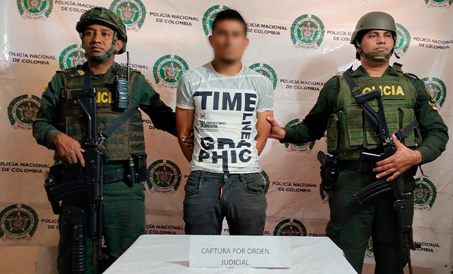 Cuando se estaba realizando verificación de antecedentes se constato que estaba condenado por el delito de porte ilegal de armas de fuego y municiones