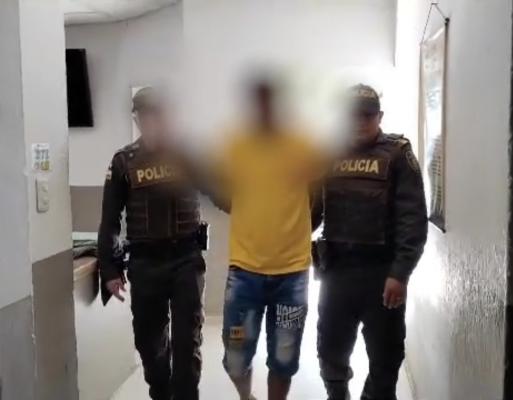 Conduciendo al capturado a la celda