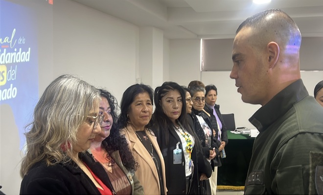 Policía haciendo reconocimiento a una víctima del conflicto armado 