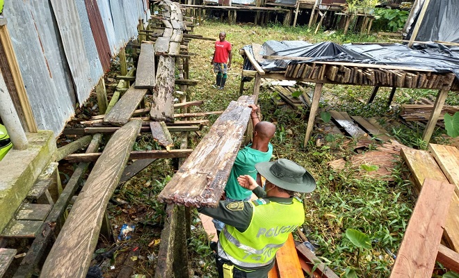 Construimos puente peatonal de madera para la comunidad del barrio horizonte parte baja.
