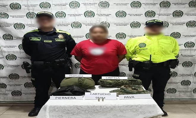 Por porte ilegal de uniformes e insignias fue capturada mujer en Istmina