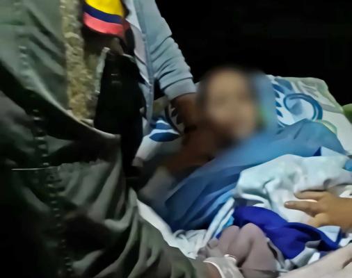 hacer las veces de médico para ayudar a nacer a una bebé