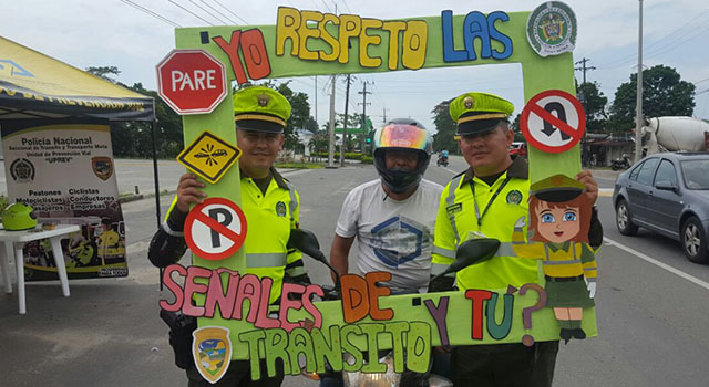 La Policía Nacional-promueve el respeto de las señales de tránsito-en el Meta
