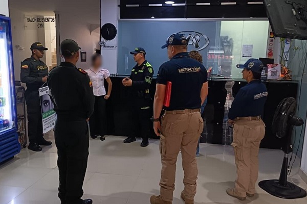 Tres Policías en actividades de control con la comunidad