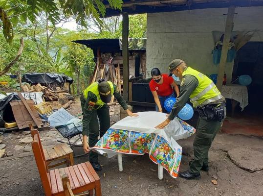 Con alegría la policía del socorro celebró el cumpleaños no. 8 a Juan José 