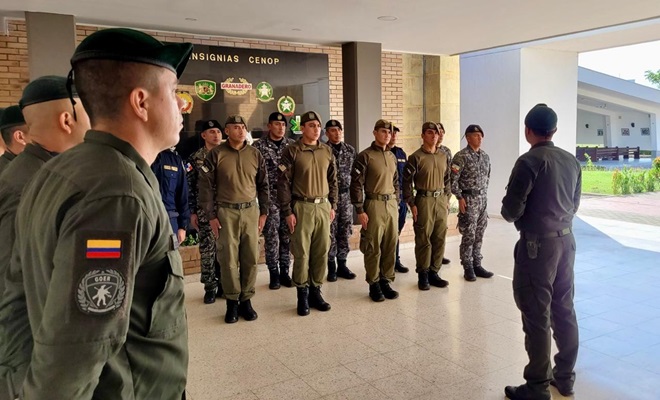Escuadra de policías en formación