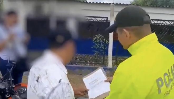 Dandole a conocer la orden de captura