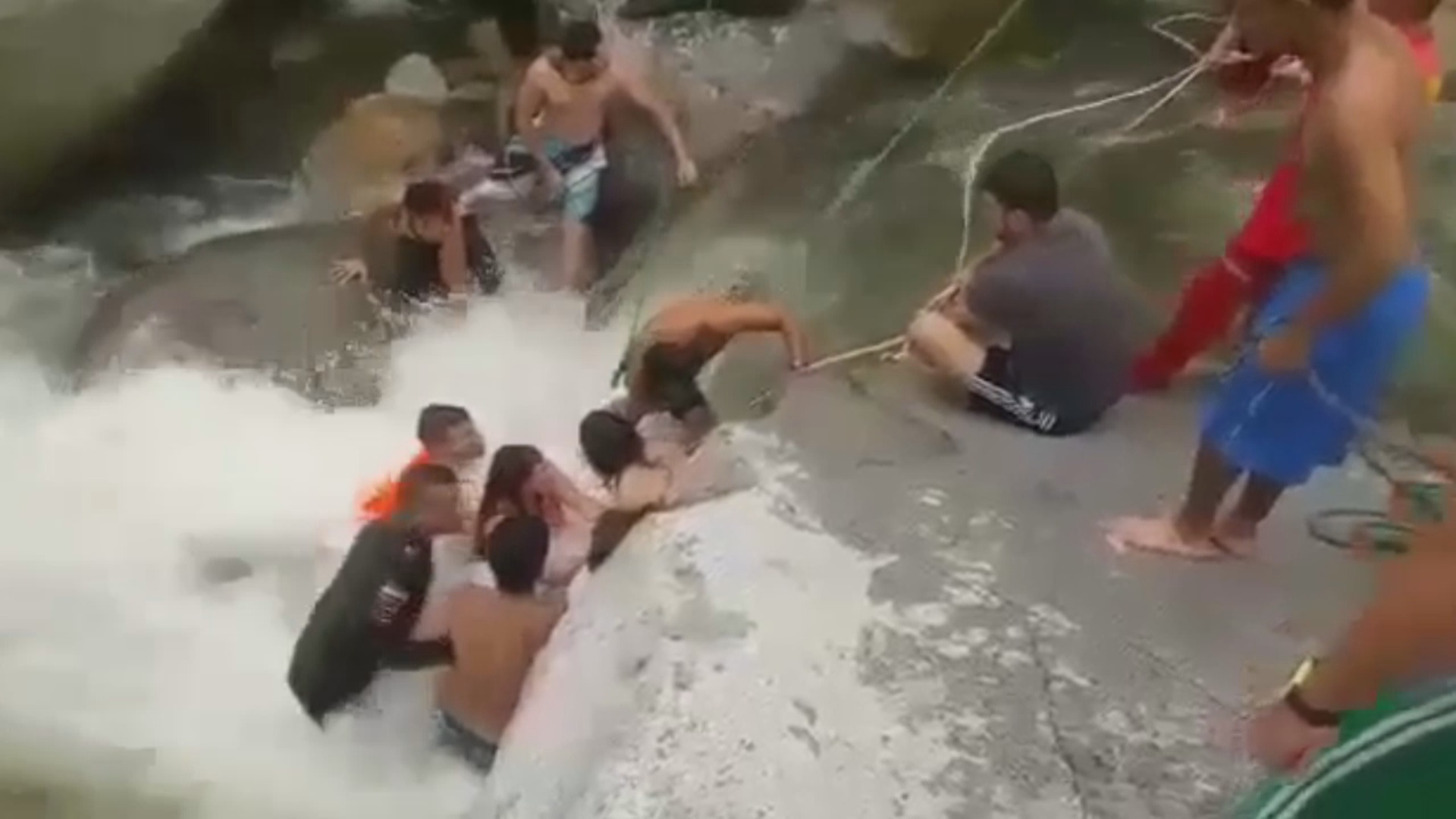 En-acción-heroica-policía-salva-mujer-de-morir-ahogada-en-río