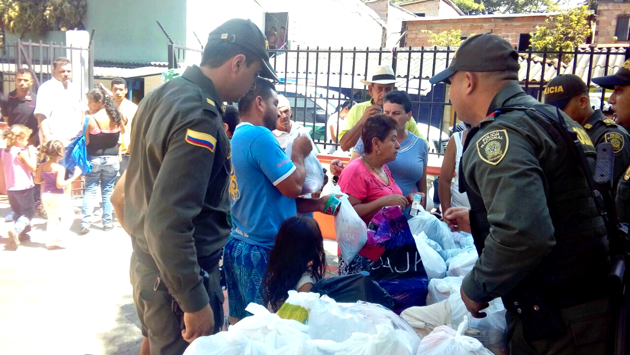 La-policía-antioquia-ayuda-a-familias-damnificadas-por-la-ola-invernal-en-el-suroeste-antioqueño.-1