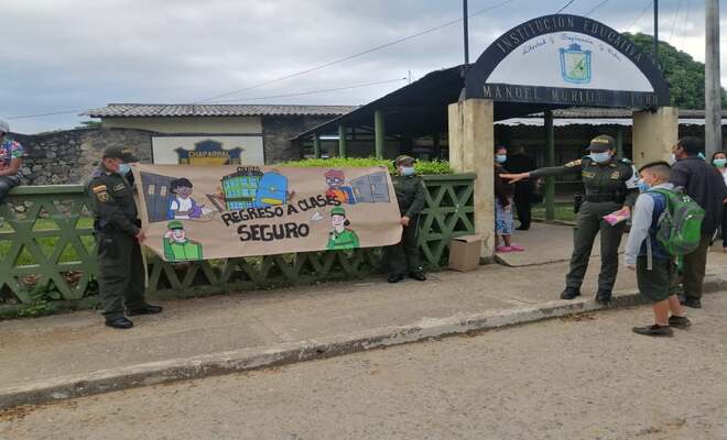 Policía acompañando regreso a clases