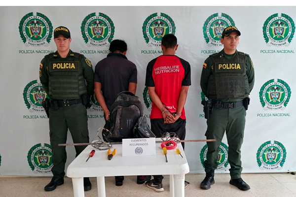 Policía captura a dos ciudadanos por delito de hurto 