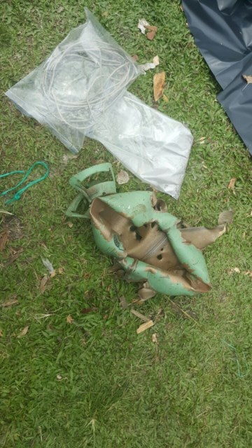  Tres cilindros metálicos de 20 libras fueron apostados al paso de los uniformados y a la población civil. 