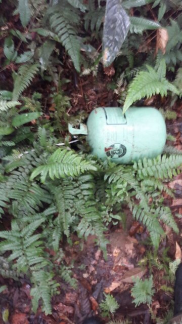  Tres cilindros metálicos de 20 libras fueron apostados al paso de los uniformados y a la población civil. 