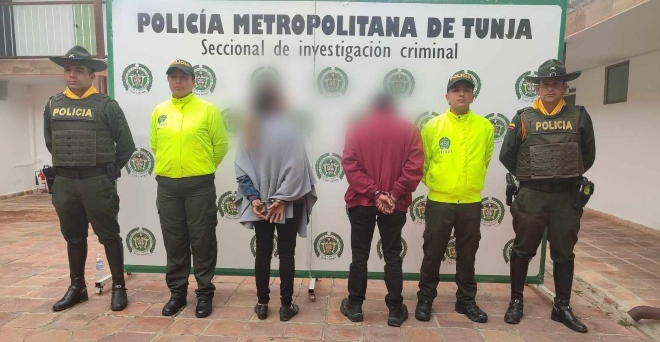 Personas capturadas-policías custodiando
