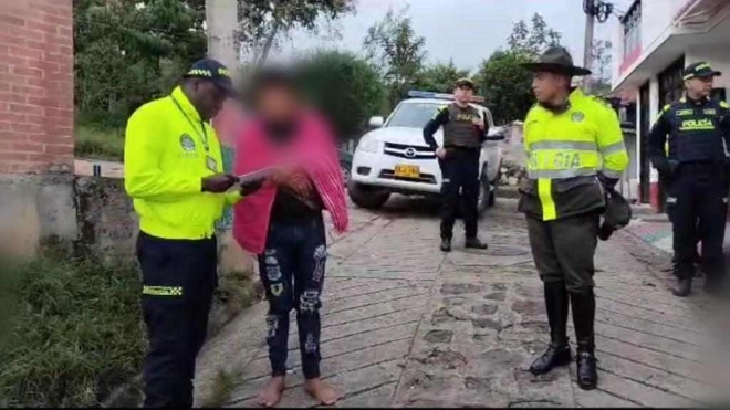 Persona capturada-policías custodiando