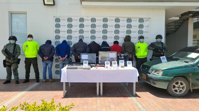 personas capturadas-policías custodiando 