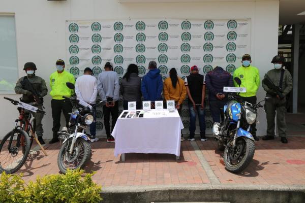 Personas capturadas-policías custodiando-elementos incautados
