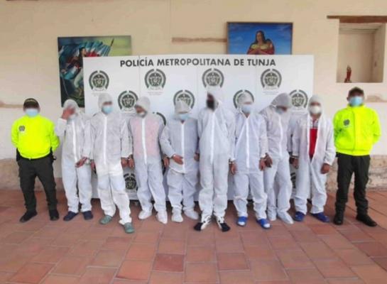 Ocho personas capturadas-policías custodiando 