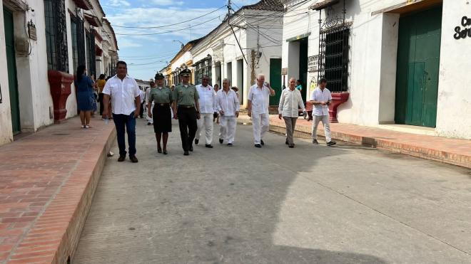 Desfile entra la Policía Nacional y autoridades político administrativas