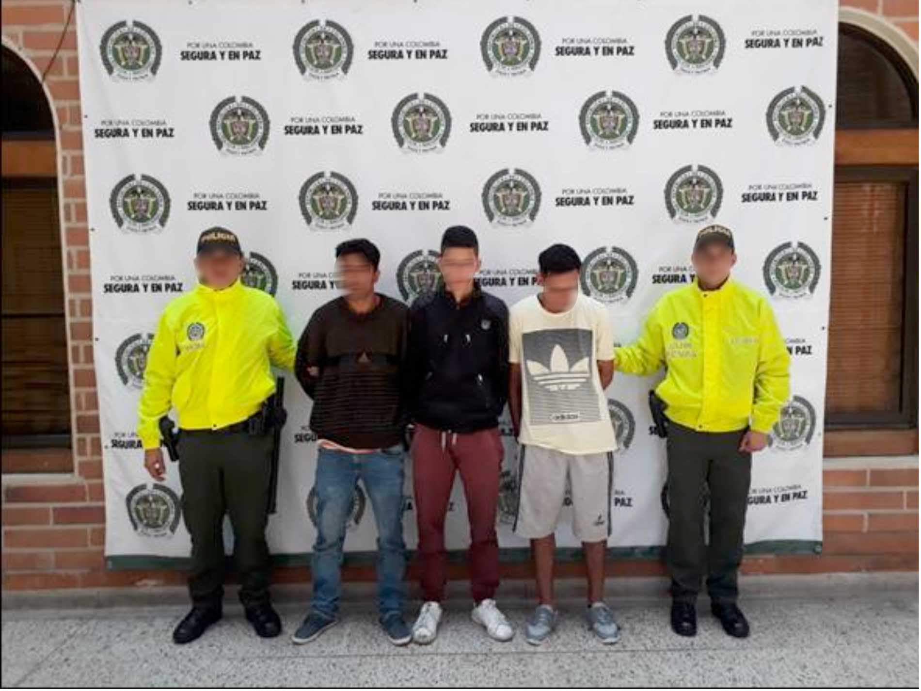 Policías de la Sijin custodian a capturados por hurto de motocicletas en Medellín