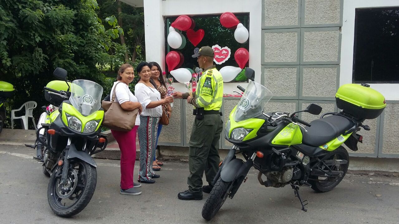 entrega de rosas-dia de las madres-transito-magdalena