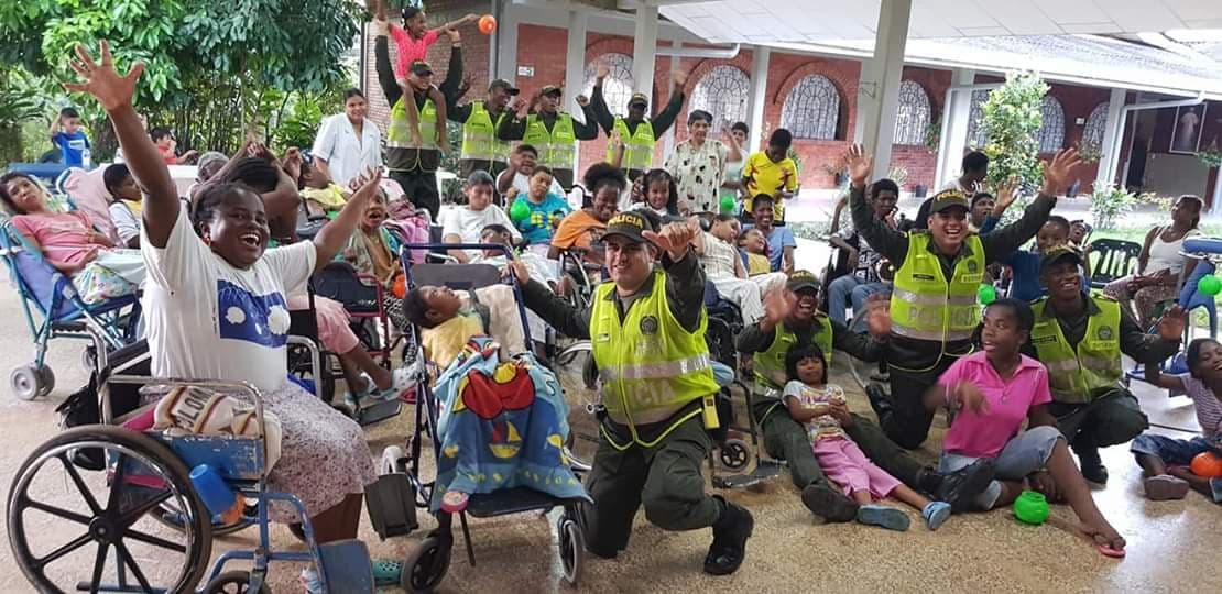 celebracion-dia-dulce-policia-valle-niños-buenaventura