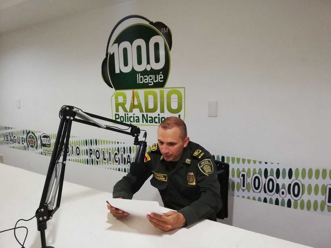 A través de Radio Policía Ibagué 100.0 entregamos líneas de atención y correos electrónicos