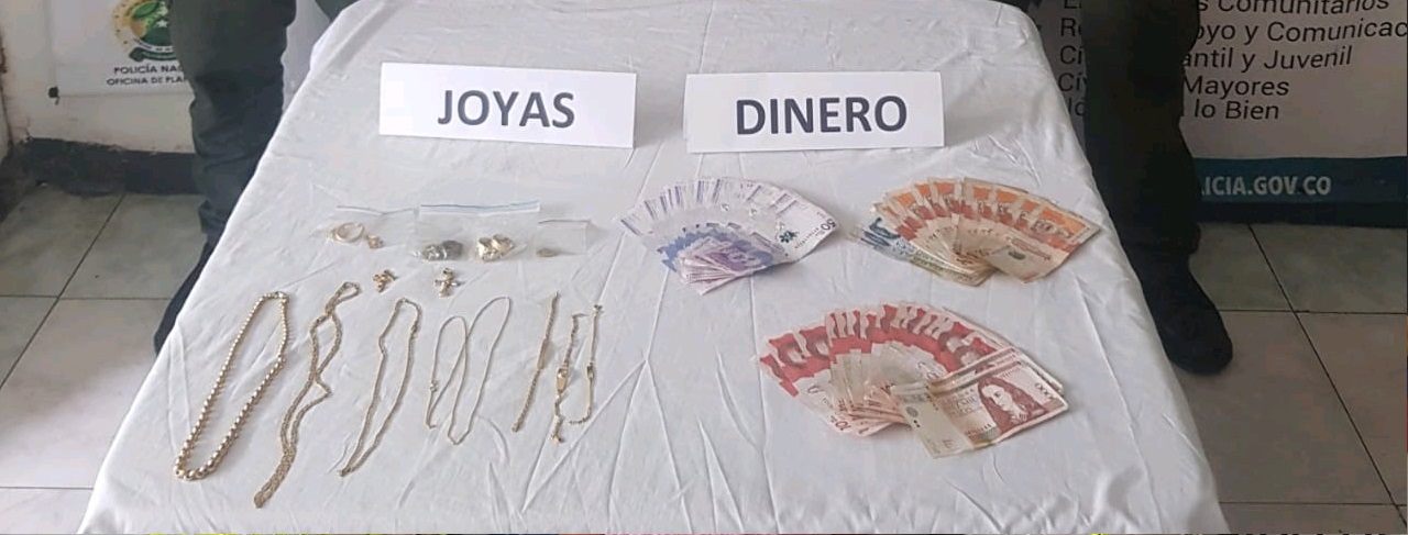 Dinero y joyas recuperadas en Muzo