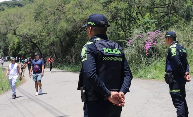 Policías cerros tutelares de Cali