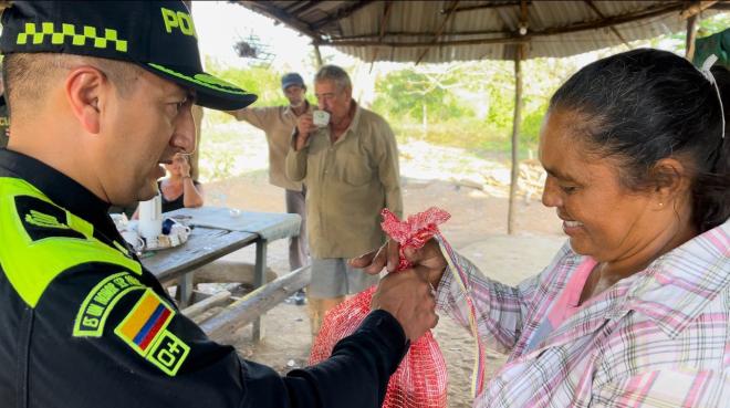 Doña Rosiris quien recibió la noche buena por parte de la Policía Bolívar.