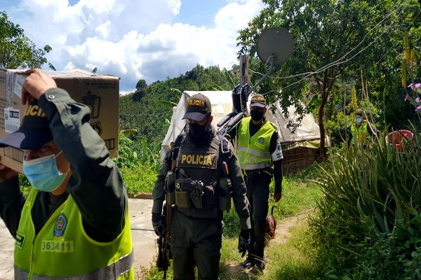 Entrega de silla de ruedas a persona con discapacidad 