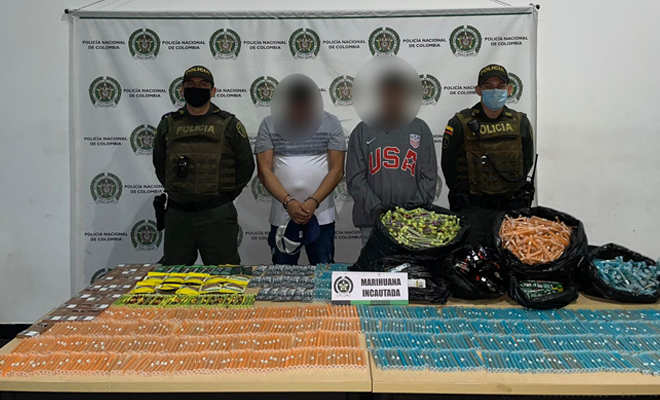 Alucinógeno incautado-2 personas capturadas-policías custodiando