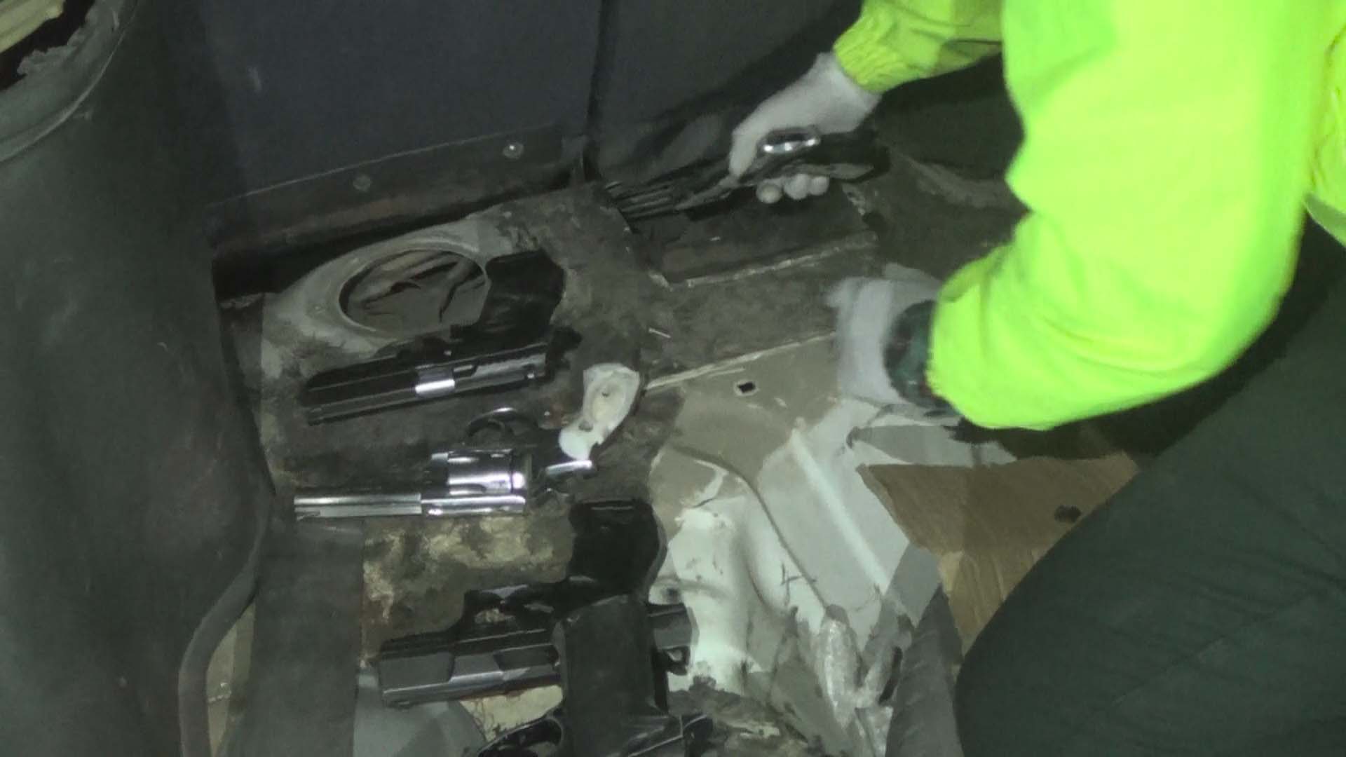 Policía de la SIJIN saca de caleta de un vehículo armas de fuego ilegales