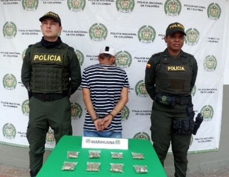 Les encontraron en su poder 21 bolsas de base de coca y 8 paquetes pequeños de marihuana. 