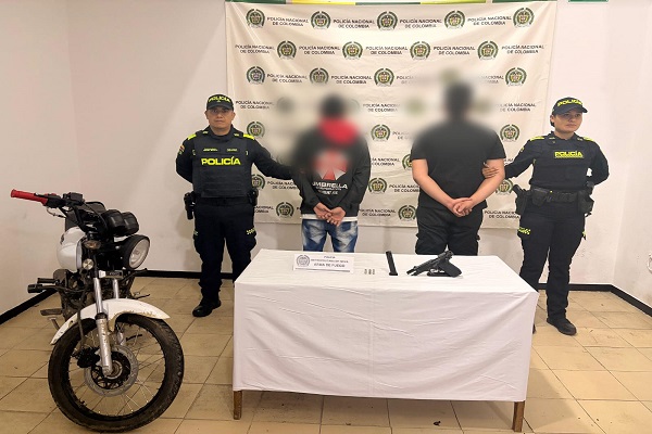 Dos Policías y dos capturados un arma de fuego y una motocicleta