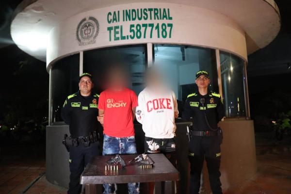 Dos hombres fueron capturados portando armas de fuego ilegales