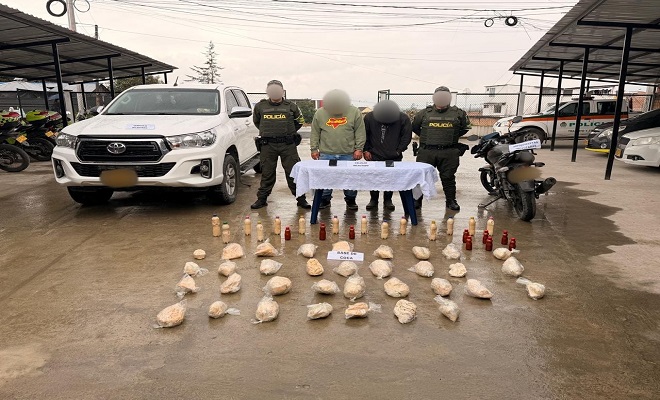 Dos policías presentan a dos personas capturadas y la incautación de un vehículo, una moto y sustancias alucinógenas. 