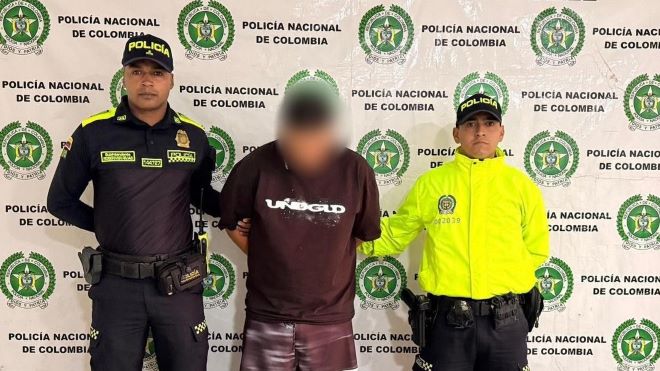 Dos policías, un hombre capturado por orden judicial
