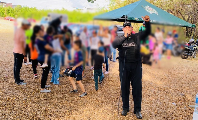 Dos policías en Neiva que le apuestan a la seguridad y a sacar sonrisas a niños 