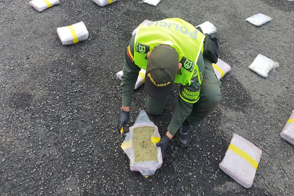 Policía verificando paquetes