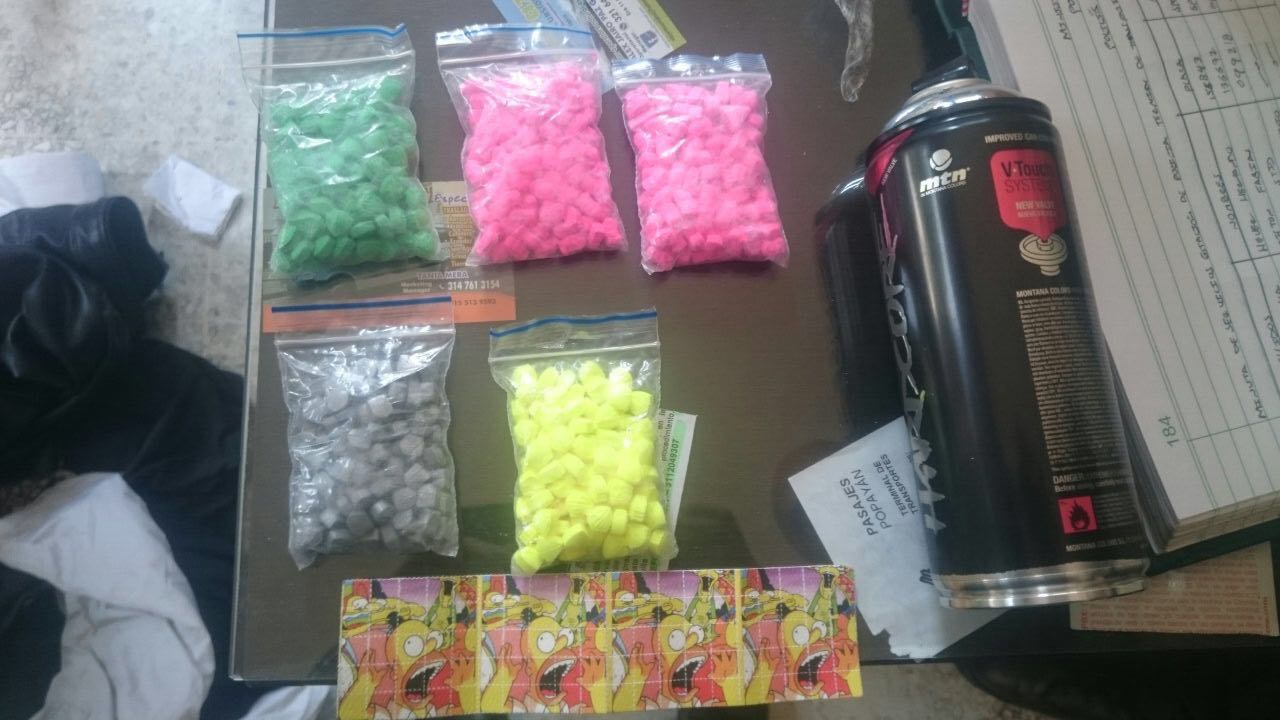 Gracias a esa labor, a la mujer le fueron hallados varios paquetes de pastillas de droga sintética tipo Anfetaminas de diferentes colores.