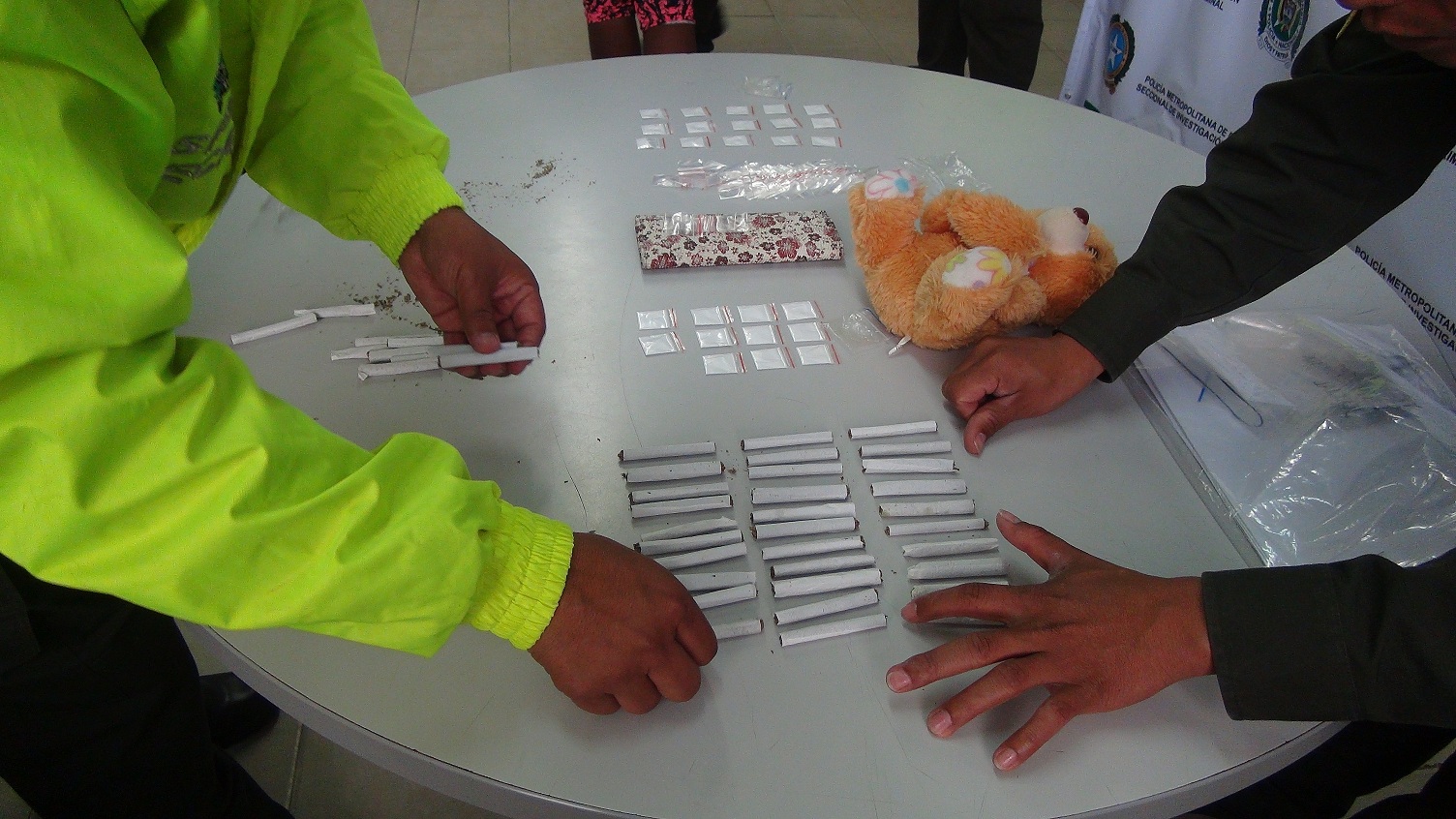 se logró la incautación de varias dosis de alucinógenos que pretendían ser expendidas y dinero en efectivo, producto de la venta.