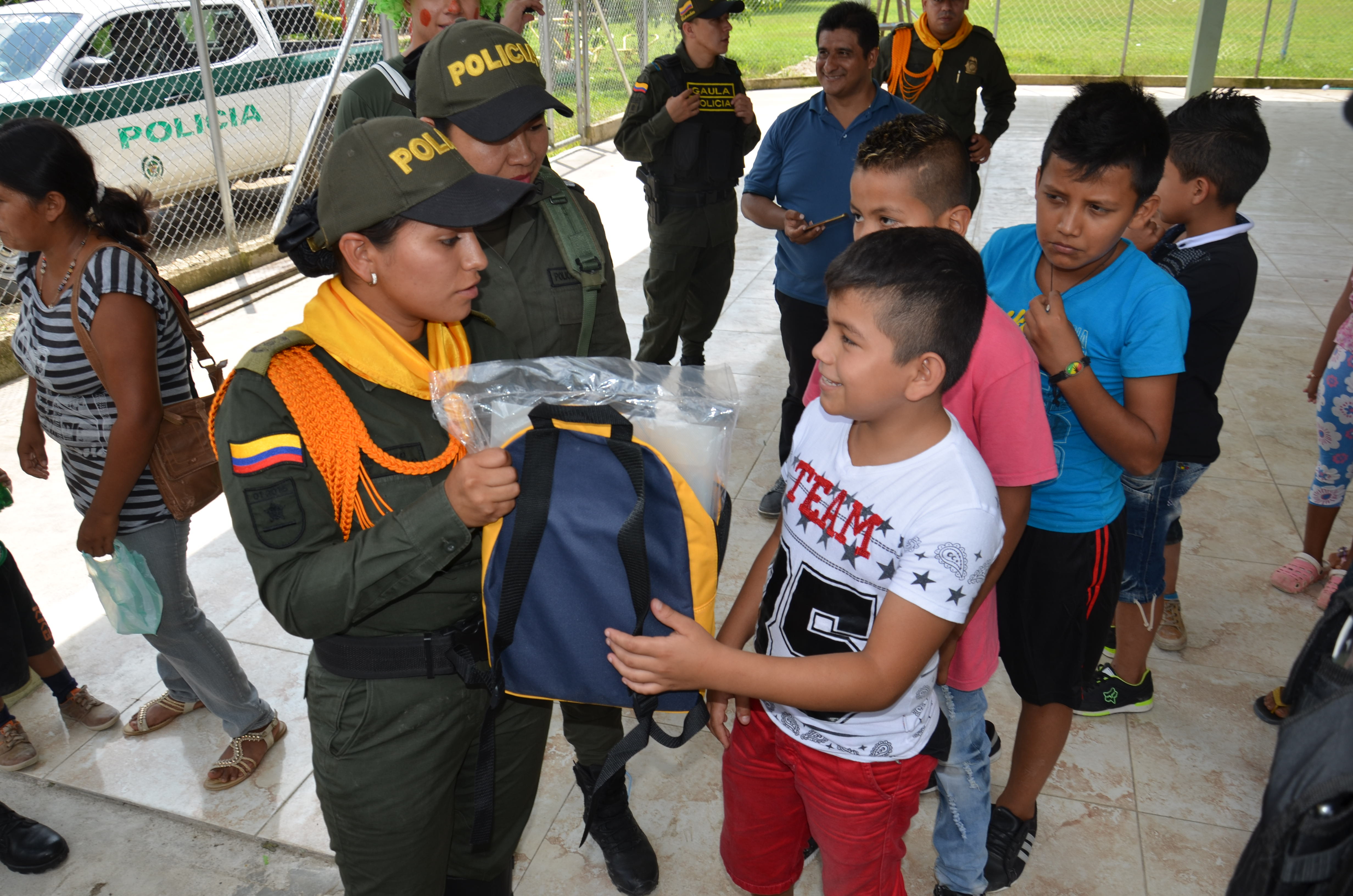 Policía Putimayo-De regreso a clases con los niños de la vereda La Carmelita