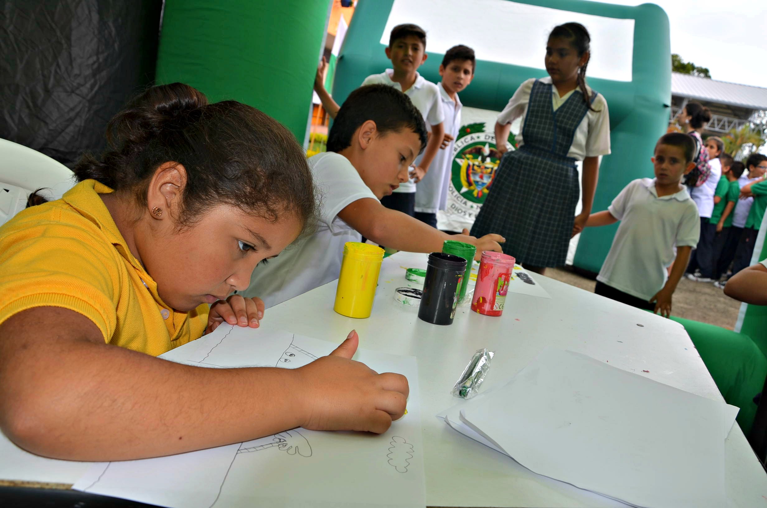 Bus-interactivo-de-la-policía-viajo-por-regiones-del-departamento-2