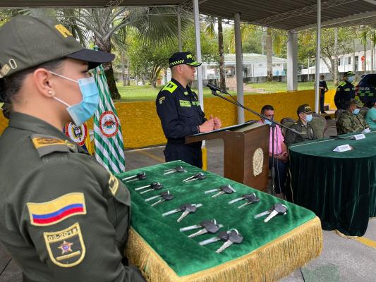 Policías recibiendo parque automotor